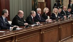 Ruský prezident Vladimír Putin (t�etí zleva) p�i setkání s novými �leny ruské...
