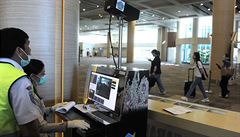 Zam�stnanci leti�t� se dívají na termální screen na leti�ti v Bali v Indonésii.