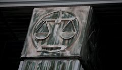 Soudce, kteří zpochybní vládní reformu, budou v Polsku trestat. Poslanci přijali kontroverzní zákon