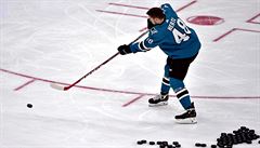 �eský úto�ník Tomá� Hertl p�edvádí b�hem All-Star víkendu své schopnosti v...