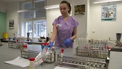 V laboratoi testují vzorky od pacient, u kterých se objevilo podezení na...