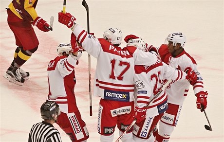 Hokejisté Slavie se radují ze vstřelené branky. (ilustrační foto).