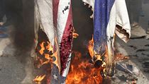 Hoc vlajky USA a Izraele jako jako symbol rnskho protestu.
