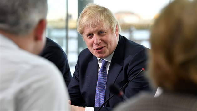 Premiér Boris Johnson během setkání vlády.
