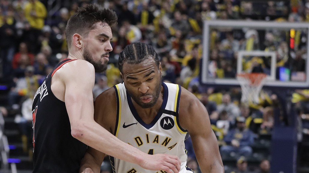 Hrá Indiany Pacers T.J. Warren (1) se snaí obejít Tomáe Satoranského.