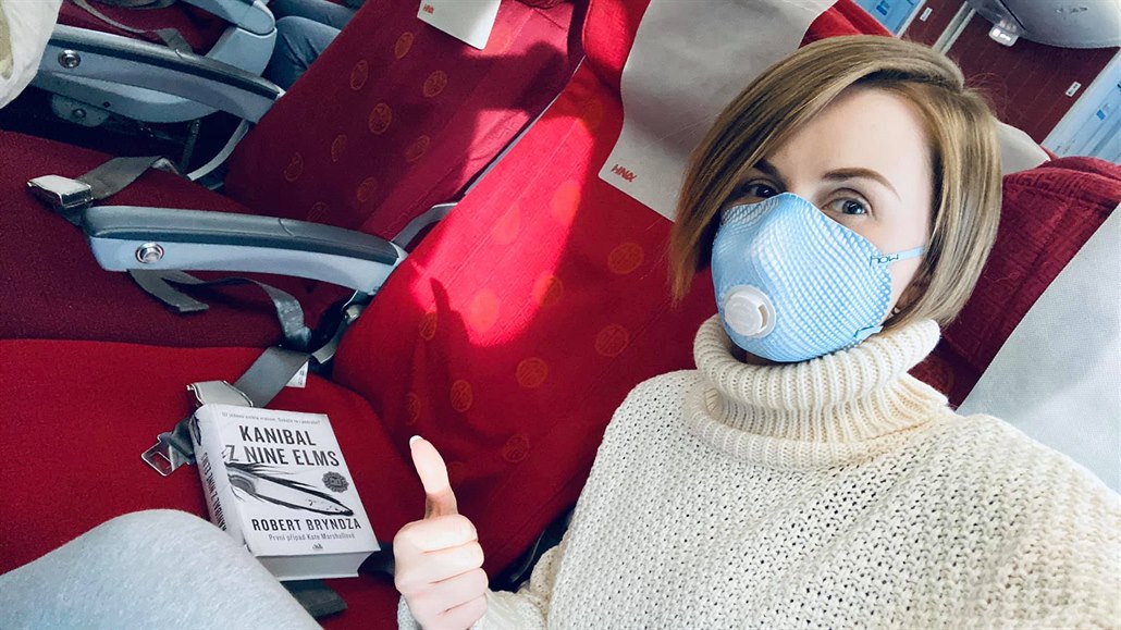 Všichni na palubě letadla Hainan Airlines musí mít roušku nebo respirátor.