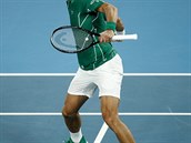 Novak Djokovi v zápase proti Rogeru Federerovi.