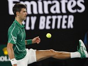 Novak Djokovi v zápase proti Rogeru Federerovi.