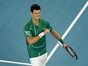 Novak Djokovi v zápase proti Rogeru Federerovi.