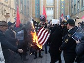 Demonstrující pálí americkou vlajku na protest proti vrad Sulejmáního.