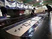 Pracovníci íránské firmy vyrobí pes 2000 amerických a izraelských vlajek...