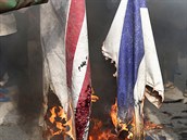Hoící vlajky USA a Izraele jako jako symbol íránského protestu.