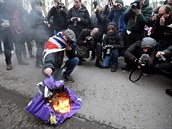 Nkteí píznivci Brexitu v ulicích pálili vlajky EU.