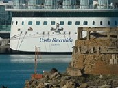 Italská lo Costa Crociere kotví u italských beh, na palub jsou údajn dva...