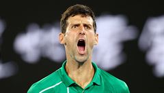 Novak Djokovi� v zápase proti Rogeru Federerovi.