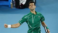 Novak Djokovi v zápase proti Rogeru Federerovi.