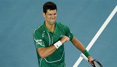 Novak Djokovič v zápase proti Rogeru Federerovi.