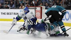 Tomá Hertl za San Jose proti Vancouveru