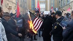 rnsk firma t z nenvisti vi Amerianm. Vyrb vlajky, kter demonstranti pl