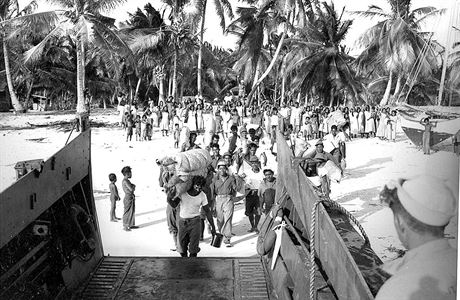 Fotogalerie: Obyvatelé atolu Bikini odjíždí z ostrova. Do svého domova se  již nikdy nevrátí.