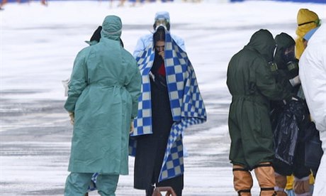 Zdravotnický personál se setkává s lidmi evakuovanými ruským vojenským letadlem...