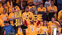 Rozloučit se s Kobem Bryantem přišla na zápas Lakers spousta fanoušků