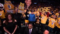 Rozloučit se s Kobem Bryantem přišla na zápas Lakers spousta fanoušků