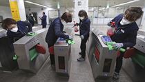 Zamstnanci dezinfikuj stanici metra v jihokorejskm Soulu.