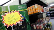 Supermarket v Caracasu. Ceny jsou uv�d�ny v americk�ch dolarech.