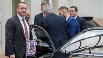 Prezident Zeman vystupuje z auta.