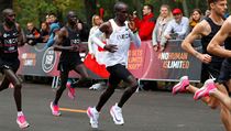 Maratonsk bec Eliud Kipchoge z Keni (v blm) byl kritizovn za boty