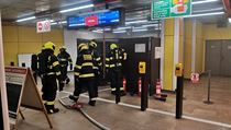 Stanici metra Kobylisy zahalil kou, hoelo pod eskaltorem