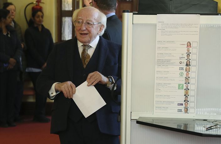Fotogalerie: Irský prezident Michael D Higgins se připravuje na hlasování  pro irské...