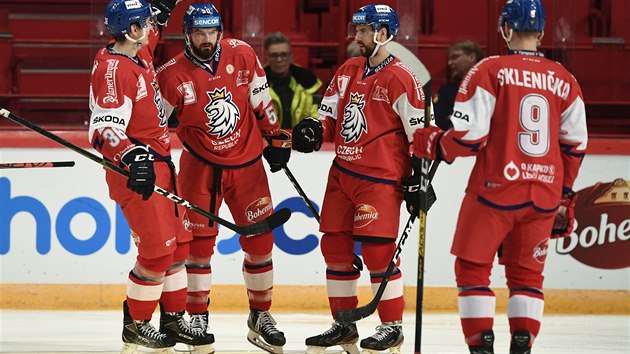 Čeští hokejisté slaví gól do sítě Finska