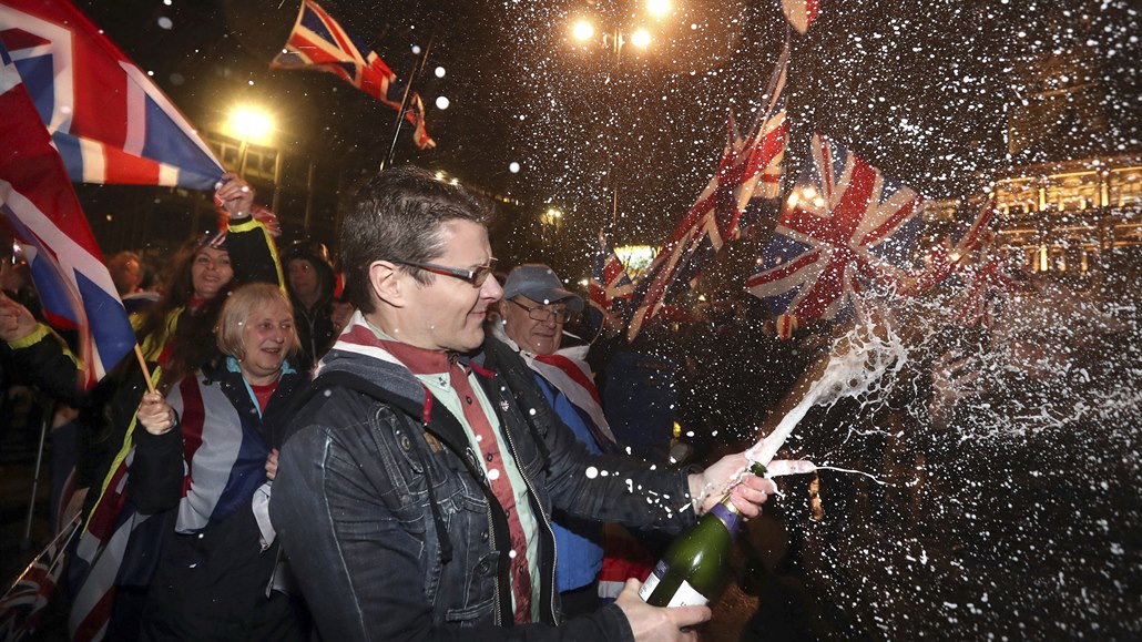 Lidé slaví odchod Velké Británie z Evropské unie, který se uskutenil v pátek...