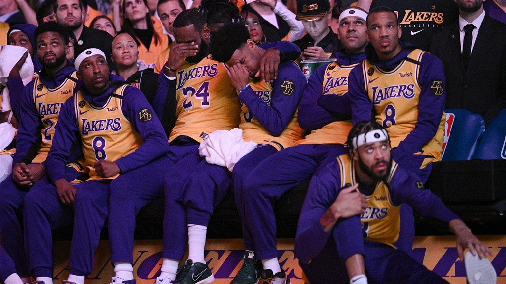 Rozloučení s Kobem Bryantem a jeho dcerou bylo před zápasem Lakers srdceryvné