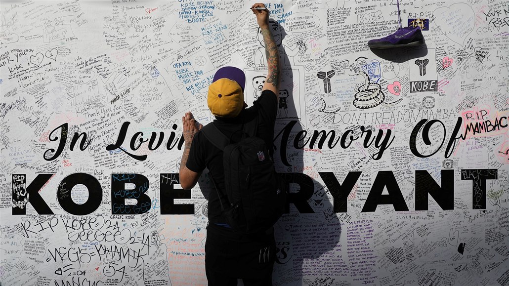 Fanoušci se scházeli před halou Lakers a na památku Kobeho Bryanta přinesli...