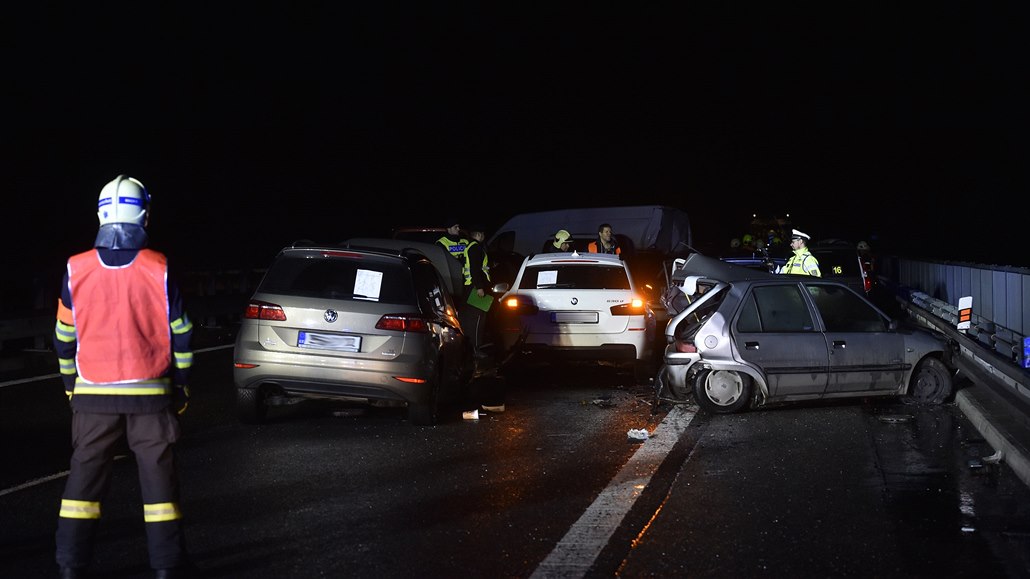Policisté a hasiči zasáhli 1. února 2020 večer u dopravní nehody na dálnici D10...
