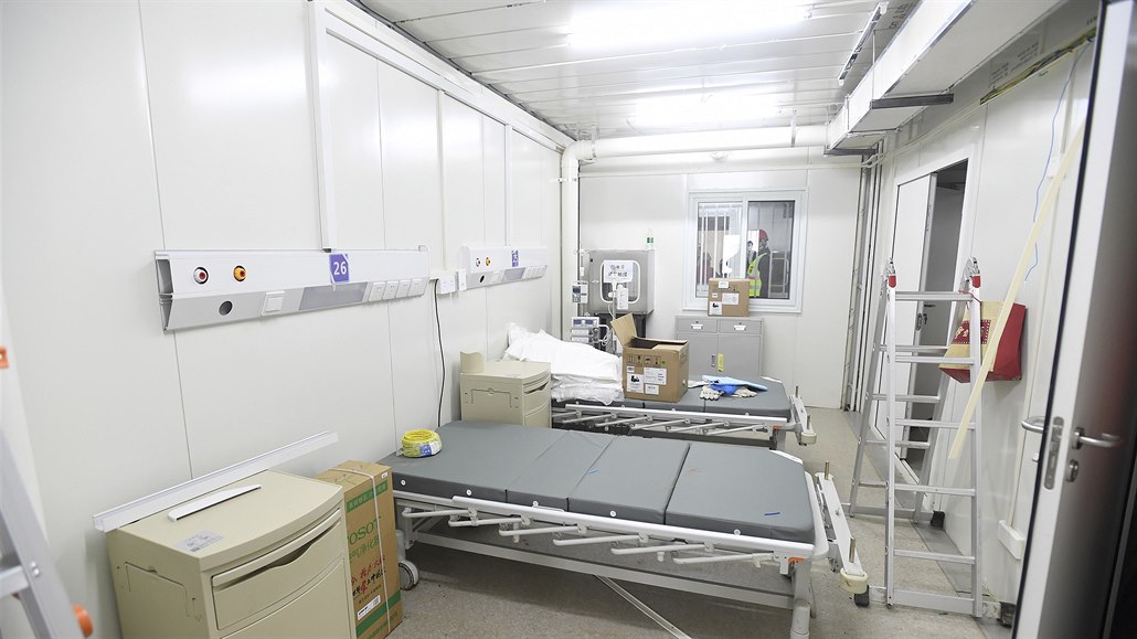 Interiér narychlo postavené nemocnice ve Wu-chanu, která má poskytnout péi...