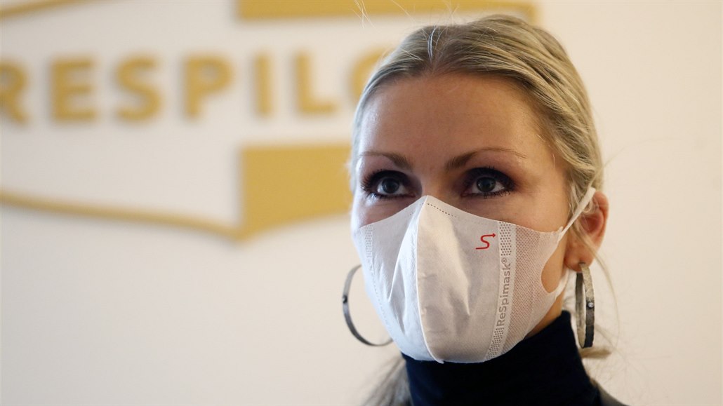 Spolumajitelka firmy Respilon Jana Zimová ukazuje roušku.