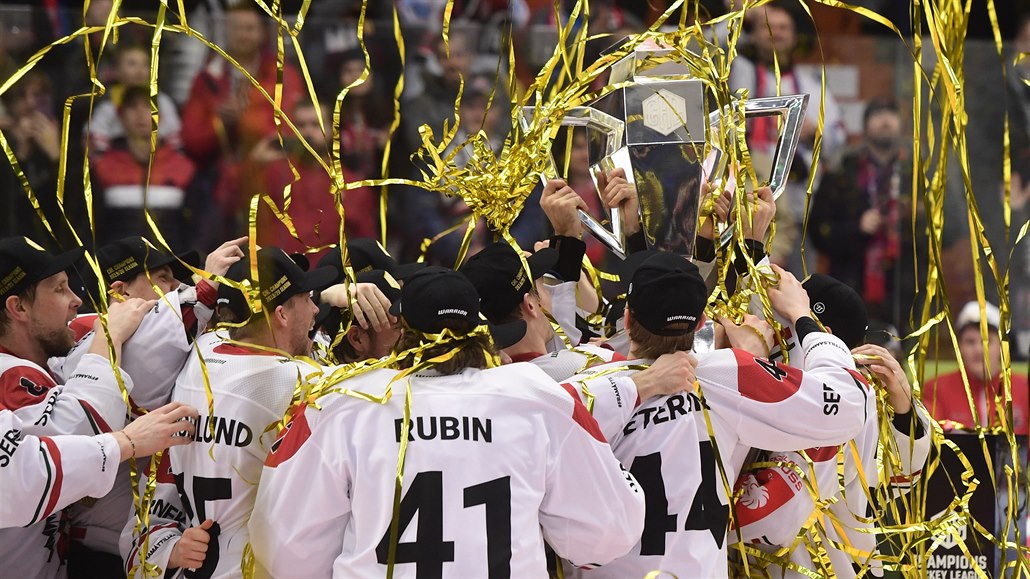 Hokejisté Frolunda se radují s trofejí pro vítěze Ligy mistrů.