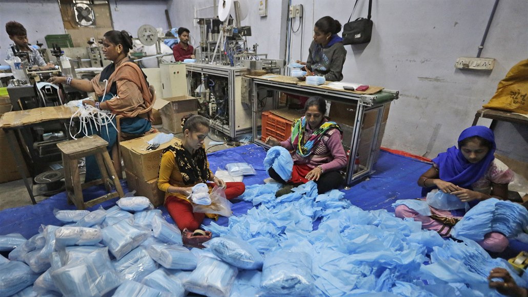 Indické dlnice v továrn na výrobu masek v Ahmadábádu.