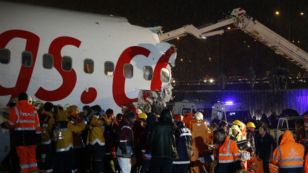 Záchranné práce u letadla na istambulském letiti Sabihy Gökçenové. Letadlo...
