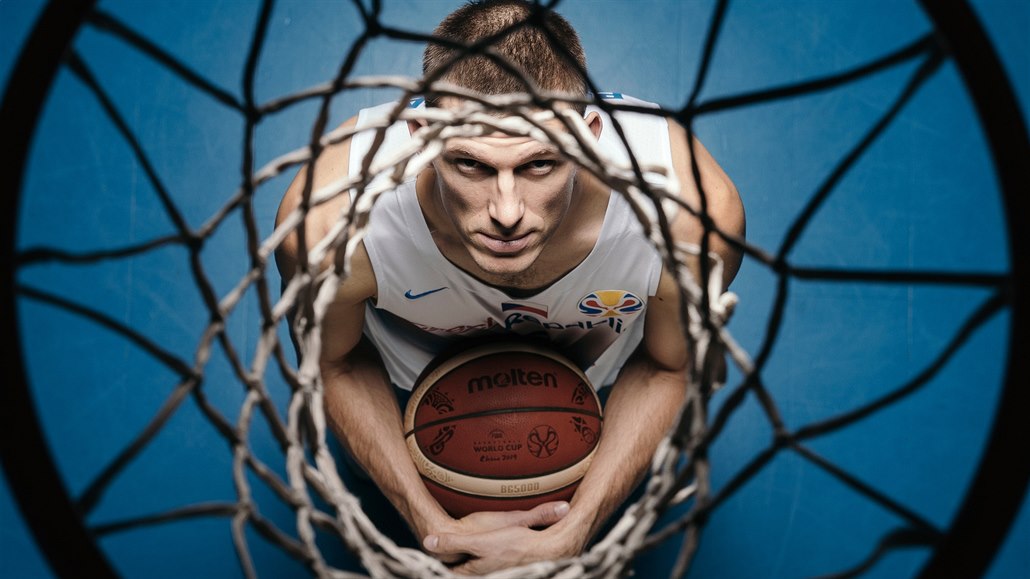 Vítzný snímek Michala Sváka. Na fotografii je basketbalista Pavel Pumprla.