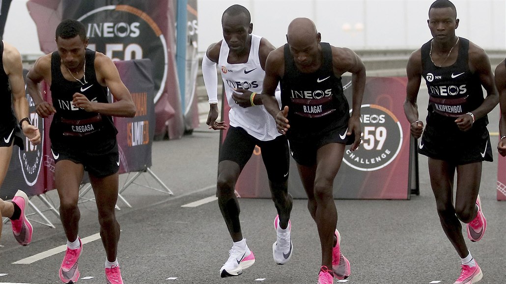 Maratonský běžec Eliud Kipchoge z Keni (v bílém) byl kritizován za boty