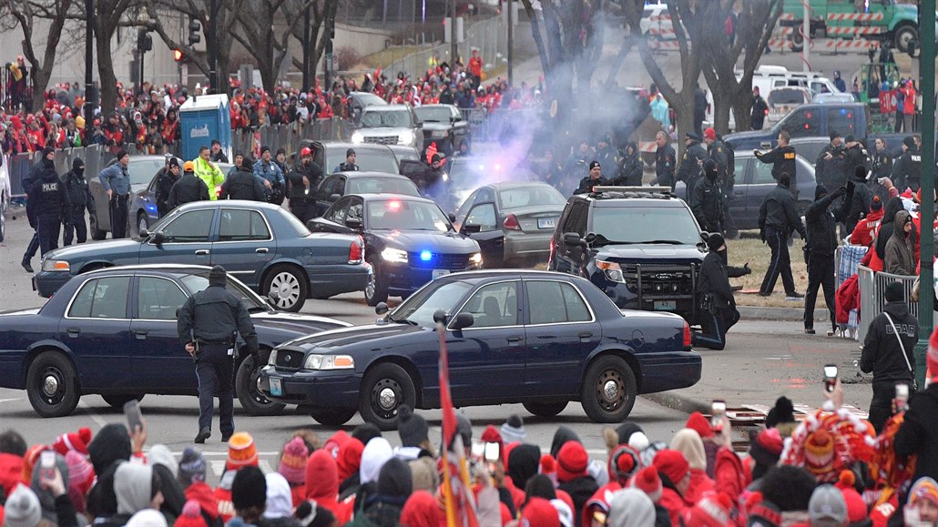 Policejní honika naruila oslavy Super Bowlu a ohrozila stovky fanouk