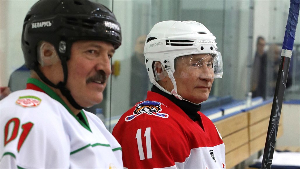 Ruský prezident Vladimir Putin si na ledě zahrál hokej s ukrajinským...
