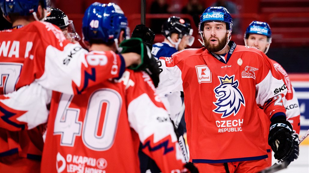 Čeští hokejisté slaví gól do sítě Finska