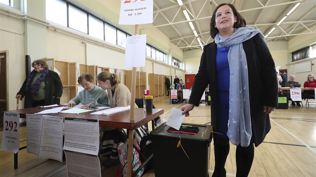 Sinn Fein pedsedkyn Mary Lou McDonald hlasuje v irských veobecných volbách v...
