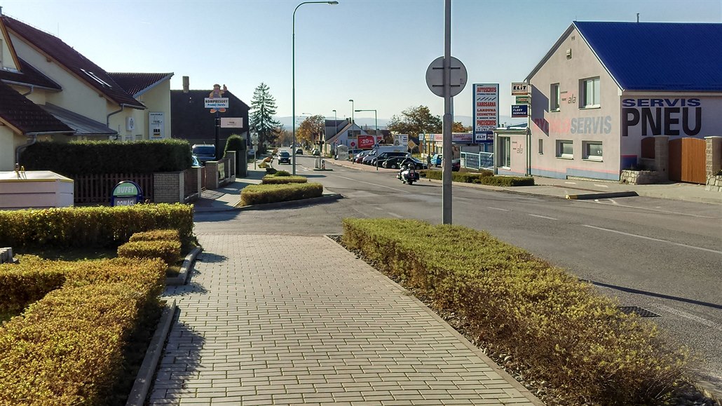 Kolem chodník� se sna�íme vysázet zele�